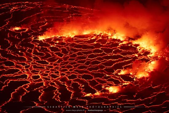 Lac de lave du volcan Nyiragongo