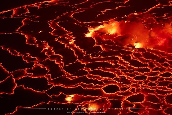 Lac de lave du volcan Nyiragongo